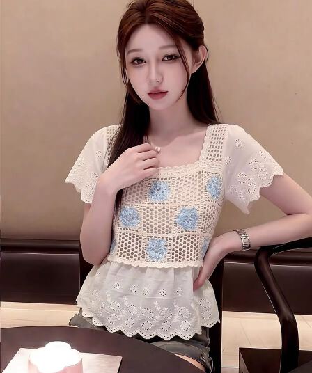 디자인 센스 작은 대중 자수 홀로우 아웃 광장 칼라 반팔 니트 스웨터 여성 여름 달콤한 핫걸 쇼트 스타일 루즈핏 작은 셔츠 맨위
