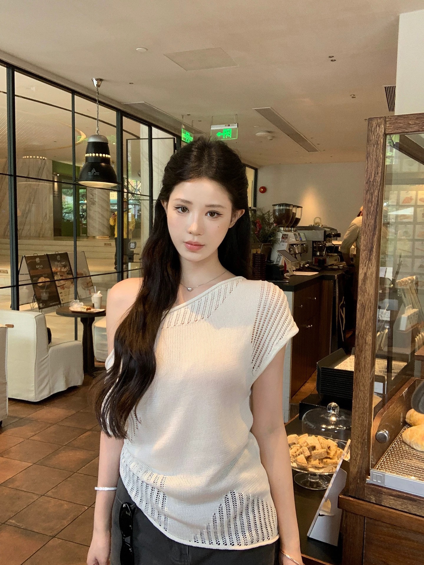 레드 맨 파빌리온 반팔 니트 스웨터 여자 2026 새로운 여름 프랑스식 품격 자이언트 잘 생긴 ~ 중 오프숄더 비스듬한 어깨 의류