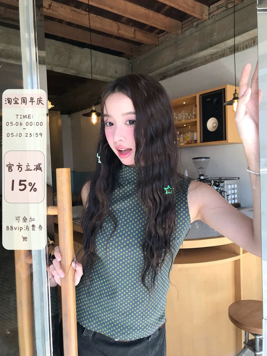 달콤한 도움말 직접 만든 도트 무늬 민소매 맨위 여성 여름 외출용 항구 바람 레트로 티셔츠 디자인 센스 반하이넥 조끼