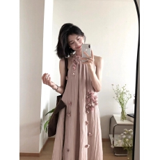 批发法式粉色花朵露肩<b class='q'>无袖</b>挂脖<b class='q'>连衣裙</b>女夏季新款海边度假收腰气质长裙