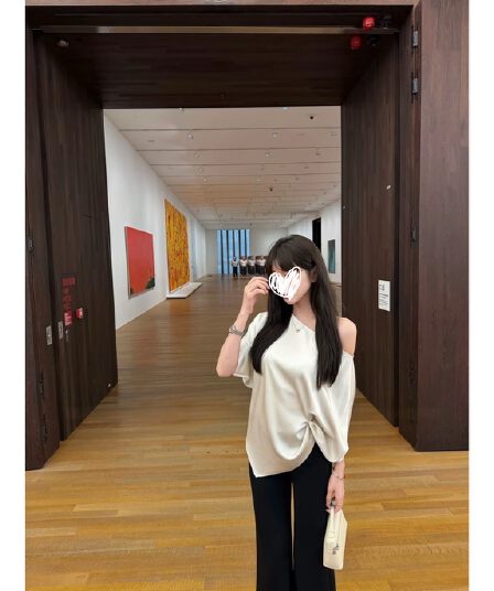 성분 100 폴리에스터 섬유 안개 빛 공단 빛 럭셔리 질감 비스듬한 어깨 배트윙 소매 티셔츠 루즈핏 오프숄더 품격 맨위