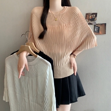 批发实拍~2026<b class='q'>春</b>季新款坑条针织衫女圆领蝙蝠袖收腰显瘦气质上衣