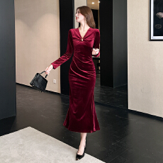 批发视频实拍2026春季新款时尚<b class='q'>气质</b>网红金丝绒v领长裙连衣裙