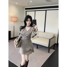 批发实拍秋冬纯欲风V领肩垫修身配飘带短裙性感开叉喇叭袖收腰<b class='q'>连衣裙</b>