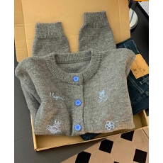 批发灰色长袖针织<b class='q'>开衫</b>女新款超火秋季穿搭刺绣上衣