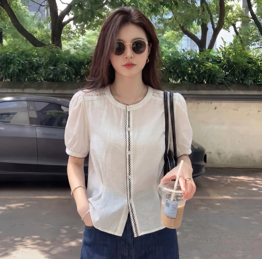 고급 센스 홀로우 아웃 긍정적 인 어깨 반팔 여성 셔츠 2026 여름 새로운 인형 셔츠 맨위