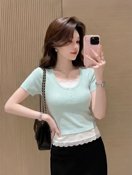 부드러운 바람 녹색 페이크 레이어드 레이스 조각 반팔 티셔츠 여성 여름 새로운 다용도 몸매 가꾸기 슬림해 보이는 짧은 맨위