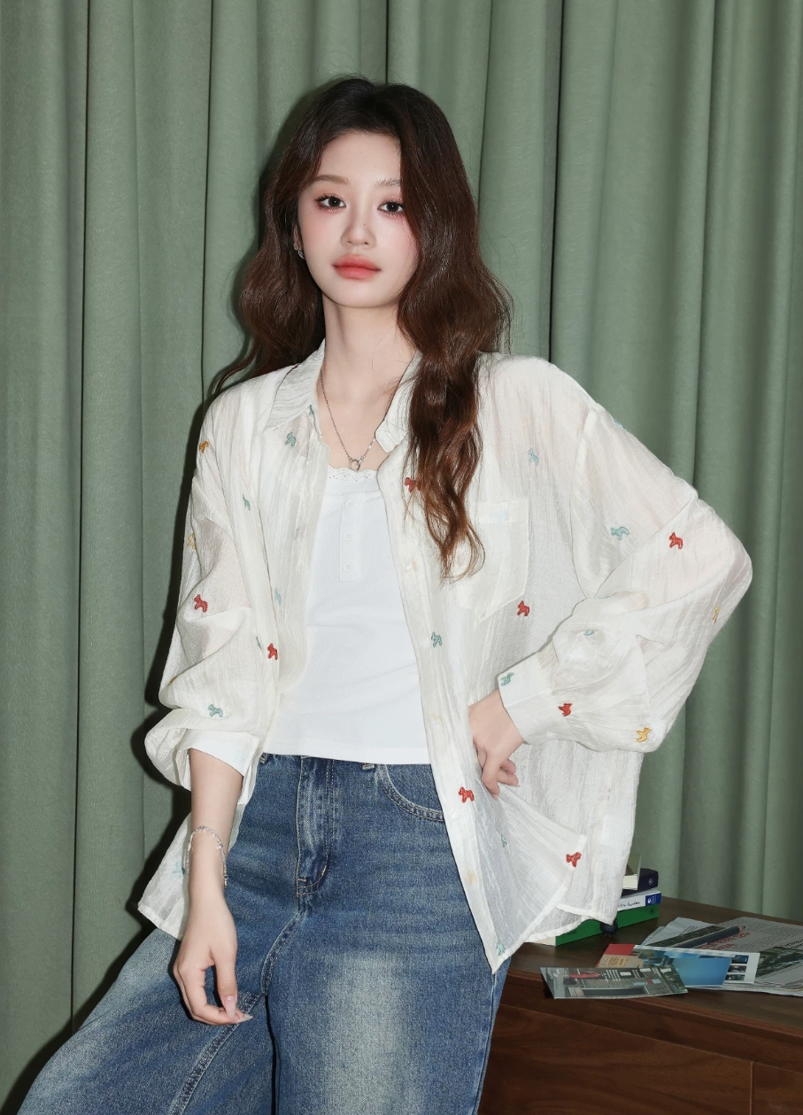 자외선 차단 긴팔 여성 셔츠 여름 켜기 새로운 2026 새로운 루즈핏 색상 작은 말 자수 셔츠 얇은 스타일 맨위