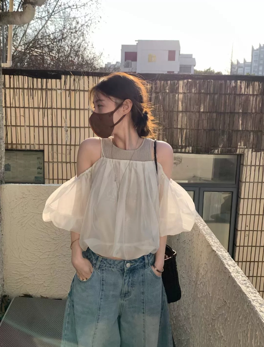 한 단어 오프숄더 페이크 레이어드 스택 착용 반팔 여성 셔츠 여름 외출용 디자인 센스 고유 한 연 아름다움 맨위