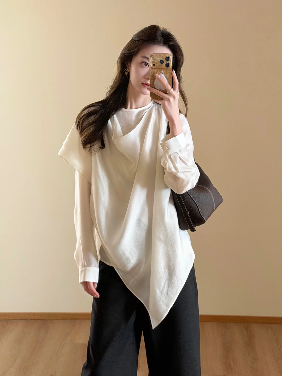 한국 스타일 루즈핏 베이지 색 긴팔 여성 셔츠 봄 고급 센스 다용도 출퇴근 일상 착용 가져 가라. 디자인 센스 맨위