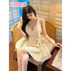 批发FAY<b class='q'>蕾丝</b>花漾小众法式V领显瘦<b class='q'>蕾丝</b>设计款气质吊带连衣裙