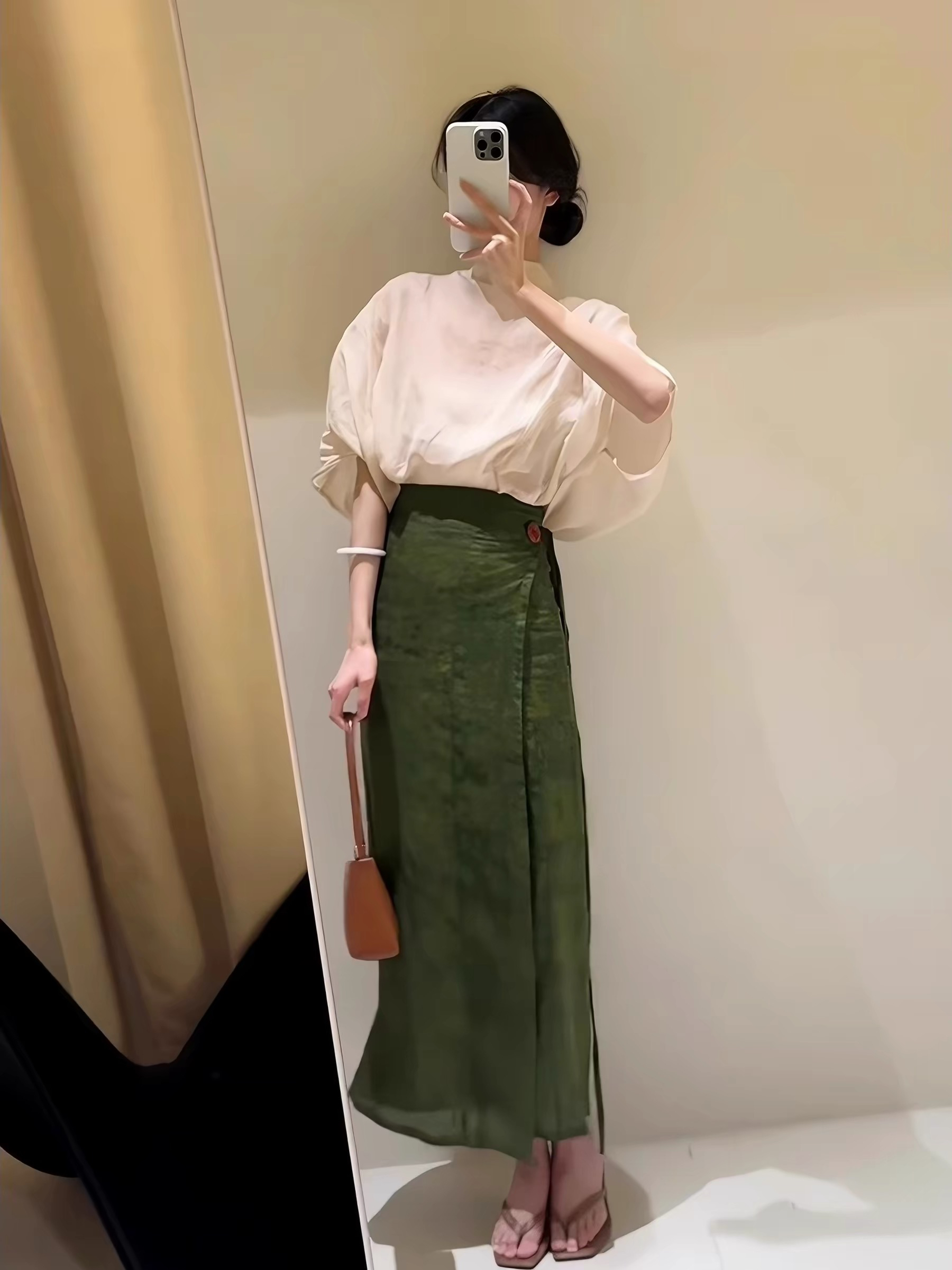 유럽 역 여름 2026 새로운 작은 대중 디자인 고급 센스 세트 패션 녹색 반신 치마 두 조각 여성 세트