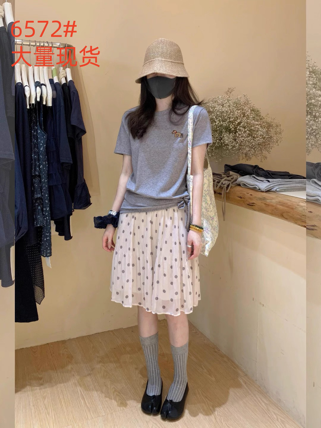 자이언트 잘 생긴 여름 드레스 전체 집합 느슨함 센스 착용 가져 가라. 작은 말 자수 긍정적 인 어깨 회색 티셔츠 도트 무늬 반신 치마 세트
