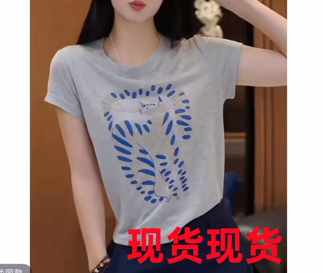 회색 라운드 넥 긍정적 인 어깨 얇은 스타일 반팔 티셔츠 여성 2026 새로운 여름 몸매 가꾸기 슬림해 보이는 외국 가스 연령 감소 맨위 여성