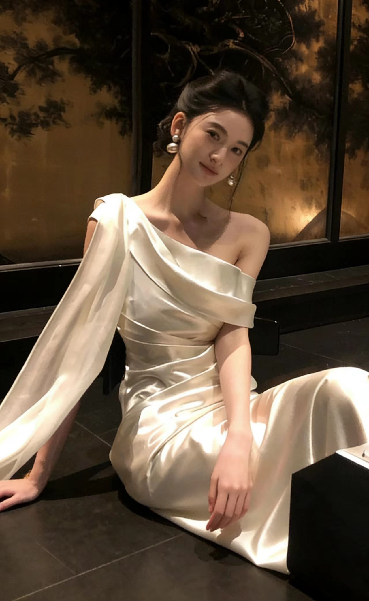 프랑스식 품격 화이트 새틴 비스듬한 어깨 리본 여성 드레스 여름 고급 센스 몸매 가꾸기 허리 수축 예복 길다 치마