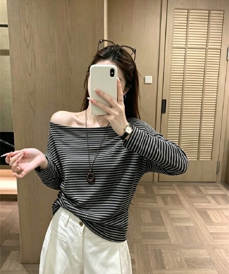 실사 이른 가을 새로운 한국 스타일 미니멀리즘 캐주얼 스트라이프 오프숄더 긴팔 티셔츠 여성
