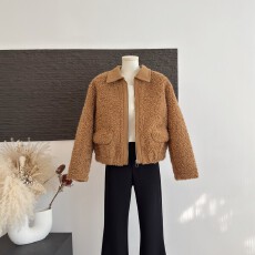 批发棕色麂皮绒皮毛一体拼接羊羔毛加厚短外套灯芯绒翻领女士宽松上衣