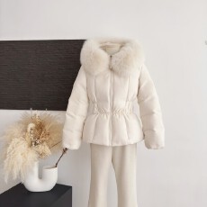 批发/挪威雪境_收腰芭蕾感 超暖狐狸毛领白鸭绒羊毛羽绒服