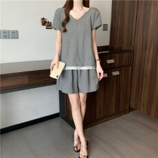 批发实拍2026夏装新款大码<b class='q'>女</b>装胖mm小香风拼接假两件V领T恤<b class='q'>短裤</b>两件套