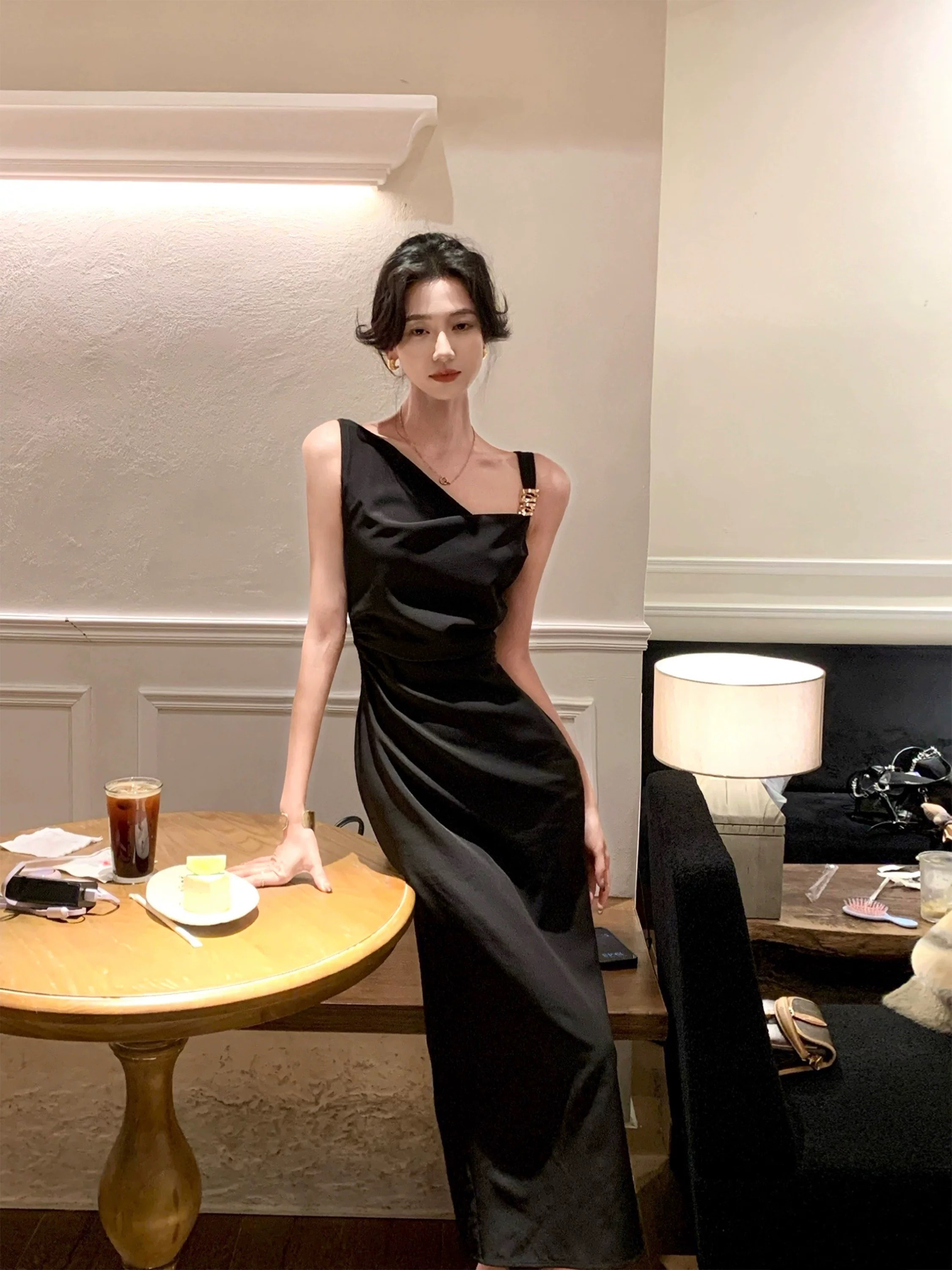 우아함 재현 비철금속 드레스