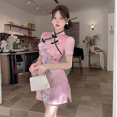 批发新中式国风高级感2025新款年轻款渲染印花收腰包臀改良旗袍连衣裙