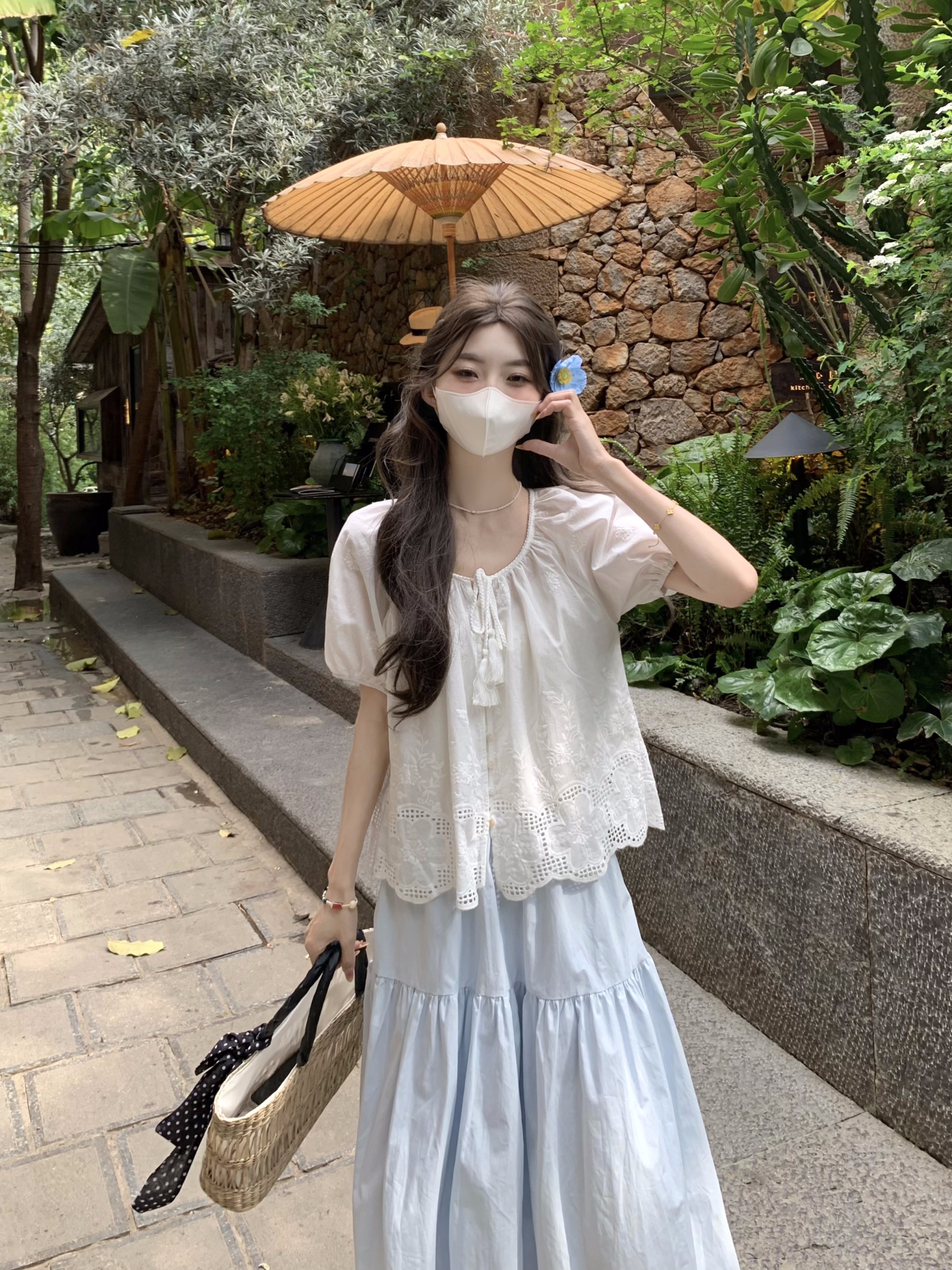 실사 정가 2026 여름 신제품 한국 스타일 V넥 홀로우 아웃 자수 반팔 여성 셔츠 루즈핏 맨위