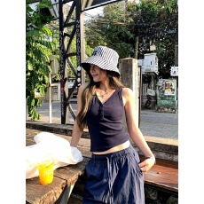 批发百合 已出货  罗纹  小众设计感纽扣v领吊带小背心