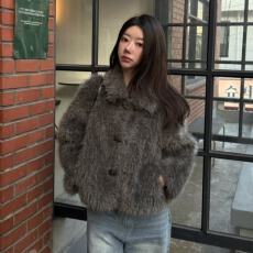 批发冬季新款韩版翻领宽松牛角扣皮毛一体女短款保暖毛毛外套上衣