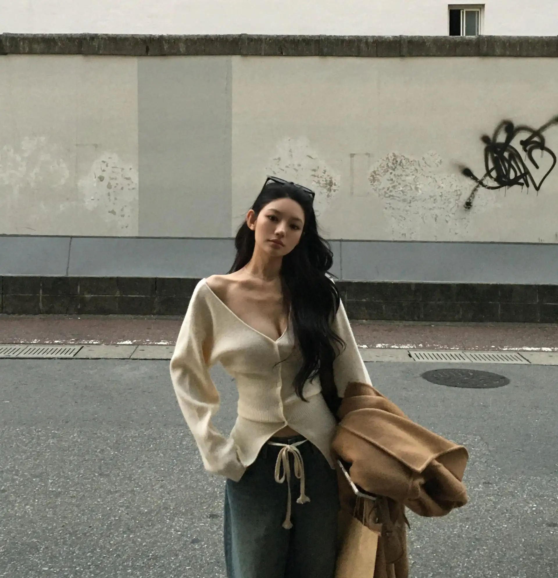 스판성 있는 V넥 니트 셔츠 상세 이미지 5