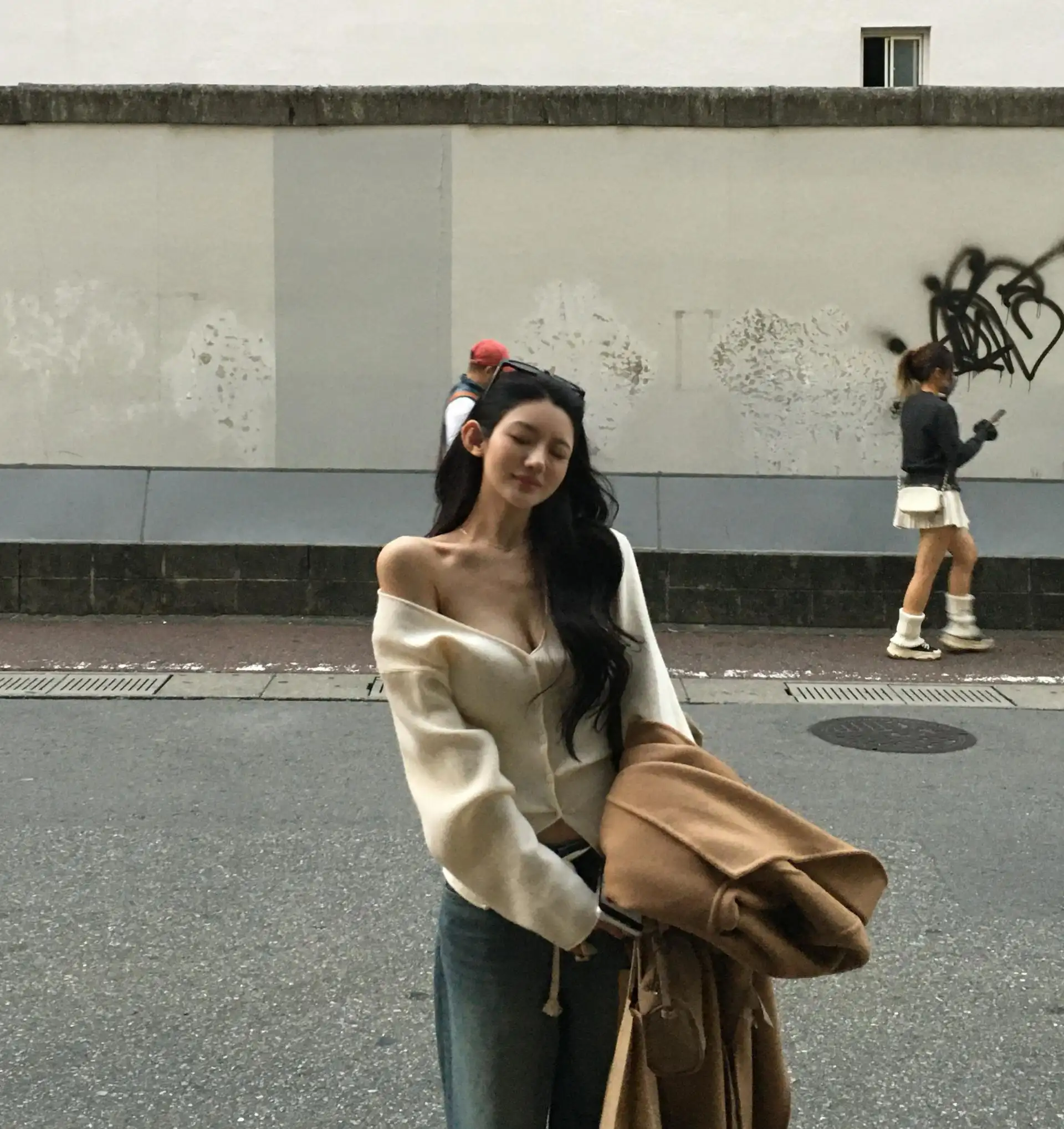 스판성 있는 V넥 니트 셔츠 상세 이미지 6