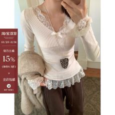 批发蕾丝拼接v领长袖t恤女冬季纯欲内搭打底衫修身显瘦独特绝美小上衣