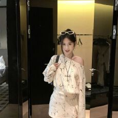 批发2026秋季套装设计感斜肩套头<b class='q'>卫衣</b>休闲高腰包臀半身裙两件套女