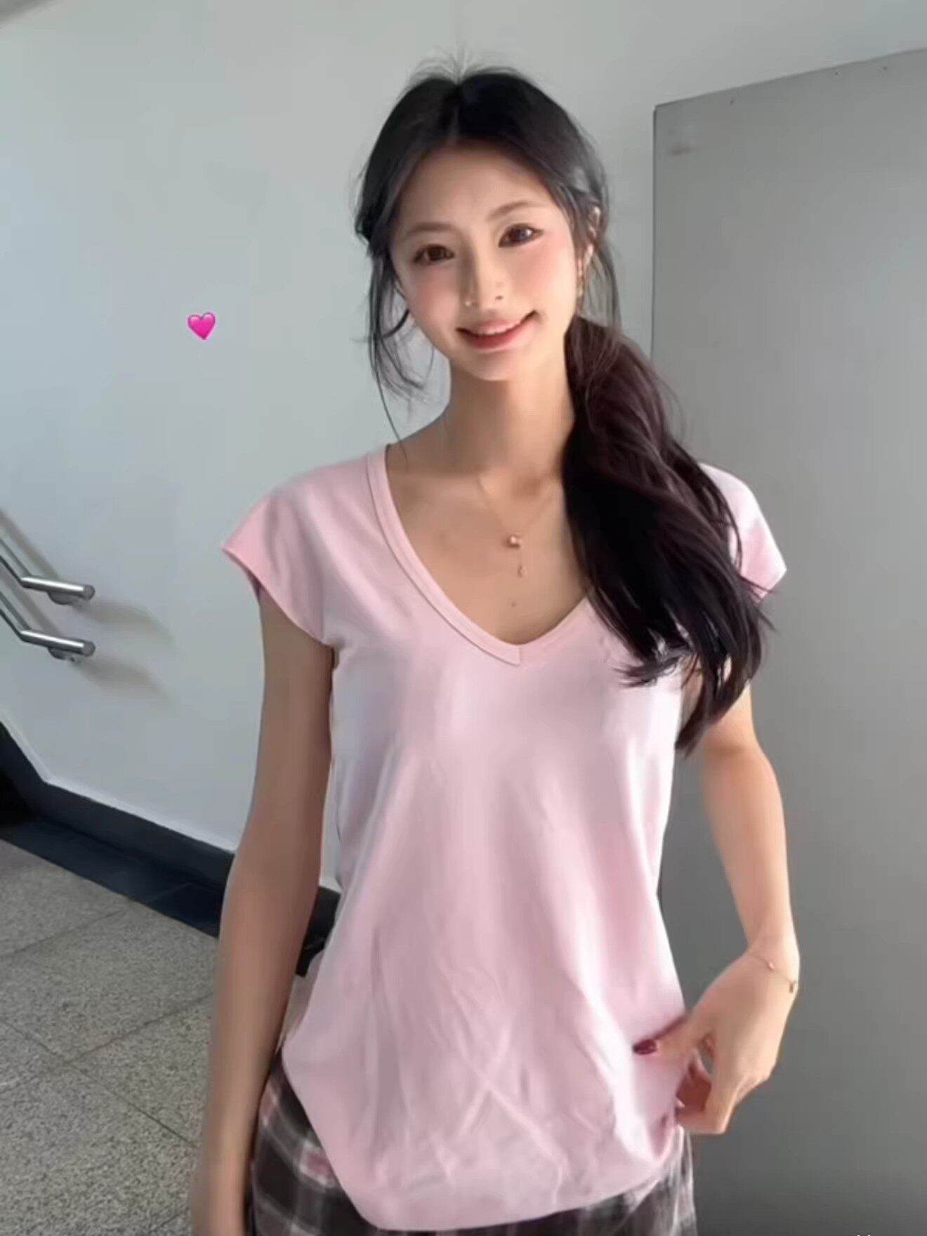 2026 핑크색 V넥 작은 날다 소매 티셔츠 여성 여름 느긋한 핫걸 반팔 맨위