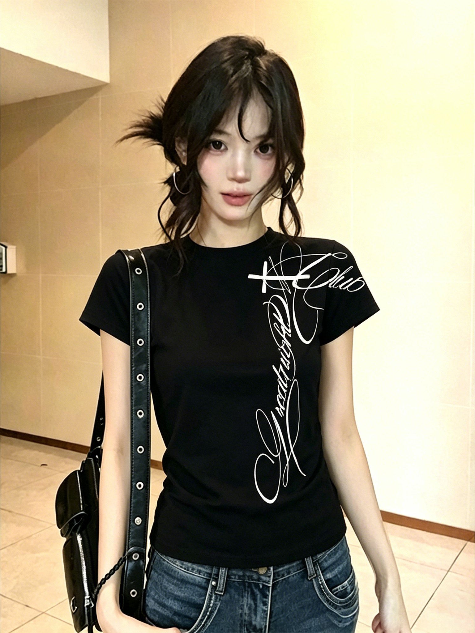2026 아메리칸 레트로 검정색 알파벳 긍정적 인 어깨 반팔 티셔츠 여성 여름 몸매 가꾸기 맨위