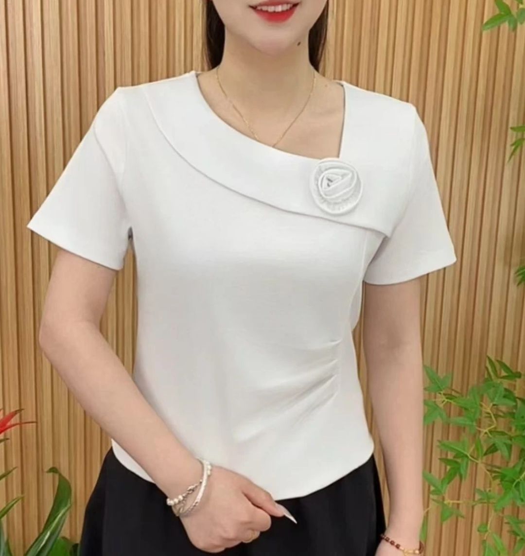 2026 여름 새로운 비스듬한 칼라 디자인 센스 패션 허리 수축 반소매 슬림해 보이는 반팔 티셔츠 맨위 여성
