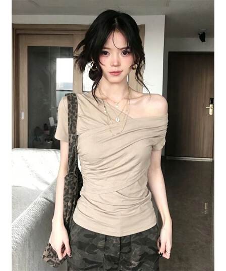 2026 핫걸 바람 비스듬한 어깨 반팔 티셔츠 여성 여름 디자인 센스 주름 슬림해 보이는 오프숄더 맨위