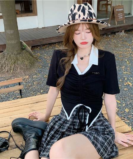 2026 POLO 칼라 반팔 티셔츠 여성 디자인 센스 작은 대중 지방 mm 검정색 슬림해 보이는 불규칙 펌프 로프 맨위