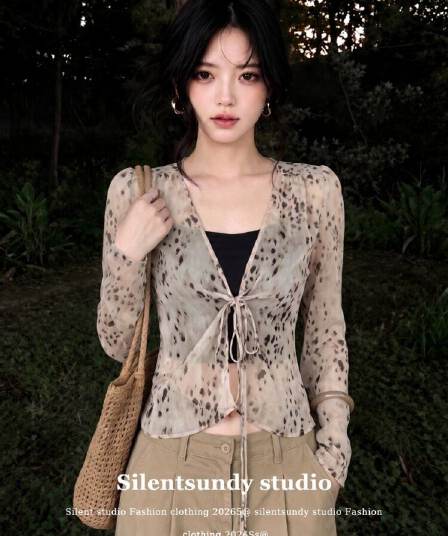 2026 있음 가슴 패드 레오파드 무늬 V넥 긴팔 레이스업 여성 셔츠 허리 수축 여름 착용 가져 가라. 디자인 센스 품격 맨위