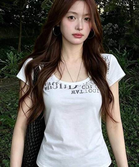 2026 아메리칸 핫걸 알파벳 프린트 u 칼라 반팔 티셔츠 여성 여름 몸매 가꾸기 슬림해 보이는 화이트 맨위
