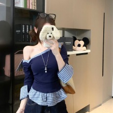 批发2026辣妹风格纹拼接斜领藏青色上衣早秋新款性感露肩长袖T恤