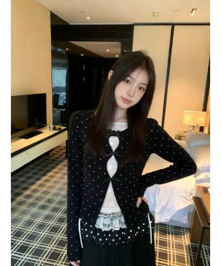 2026 연령 감소 도트 무늬 레이스 조각 페이크 레이어드 티셔츠 여성 가을 새로운 Chic 슬림해 보이는 맨위