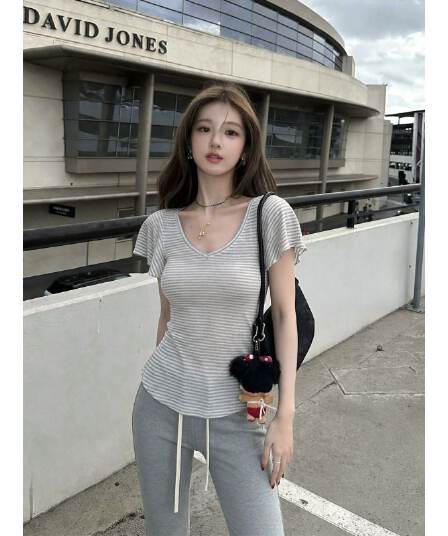 2026 여름 품격 한 부서 V넥 회색 스트라이프 몸매 가꾸기 슬림해 보이는 티셔츠 디자인 센스 맨위
