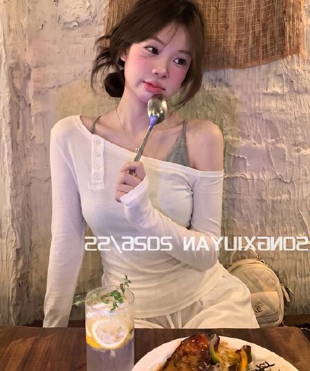 2026 소녀 단추 비스듬한 어깨 긴팔 티셔츠 분위기 센스 몸매 가꾸기 오프숄더 맨위 회색 슬립 투피스 세트