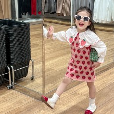 批发2025秋季韩版女童洋气翻领长袖衬衫儿童可爱草莓针织背心连衣裙潮