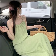 批发2026夏季新款法式高级设计感绿色<b class='q'>吊带</b>连衣裙女显瘦海边度假风<b class='q'>长裙</b>