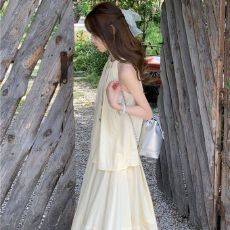 批发温柔风浅黄色挂脖背心高腰半身裙两件套女法式褶皱小个子气质套装