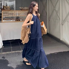批发背带法式挂脖<b class='q'>牛仔</b>连衣裙女设计感夏季小个子宽松显瘦A字大摆<b class='q'>长裙</b>