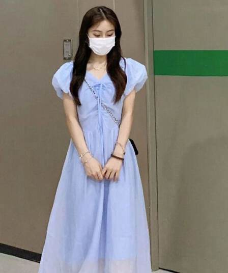 달콤함 부드러운 바람 품격 연령 감소 V넥 파란색 드레스 여자 학생 가을 새로운 허리 수축 중간 길이 A라인 스커트