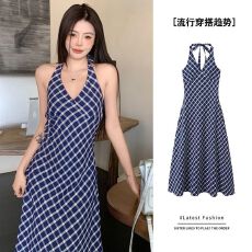 批发法式时髦设计蓝色<b class='q'>复古</b>格纹挂脖连衣裙夏季高级感气质收腰吊带<b class='q'>长裙</b>