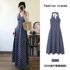 批发法式时髦设计蓝色<b class='q'>复古</b>格纹挂脖连衣裙夏季高级感气质收腰吊带<b class='q'>长裙</b>